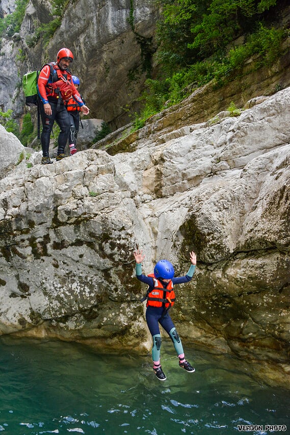 Randonnée aquatique dans les gorges du Verdon, participant en combinaison néoprène dans une vasque naturelle